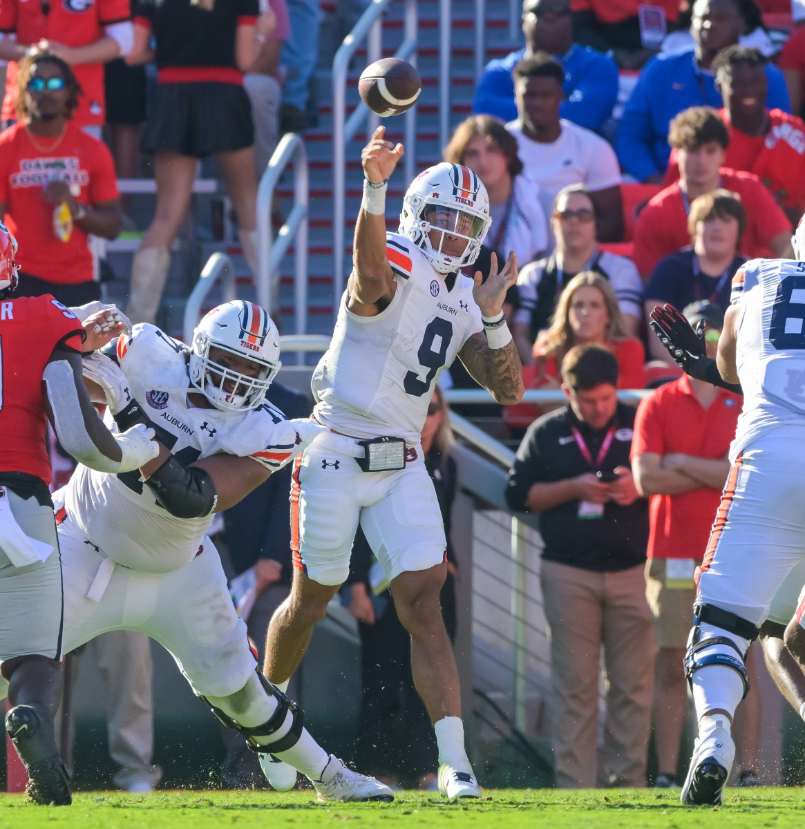Robby Ashford throws a pass vs Georgia